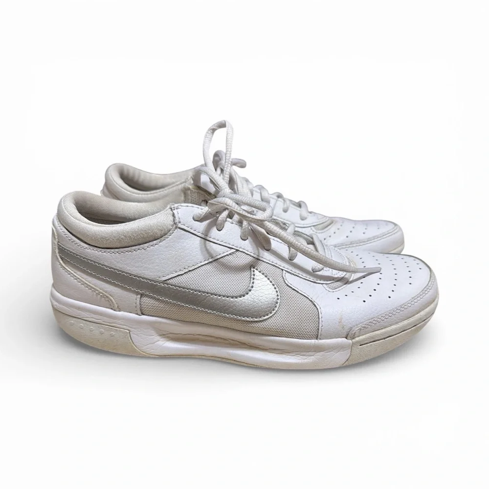 Nike Court Zoom Lite Women's White and Silver Sneakers, Size 8.5.